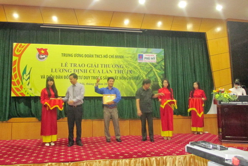 Đoàn Tâm Kê nhận giải thưởng Lương Đình Của năm 2014
